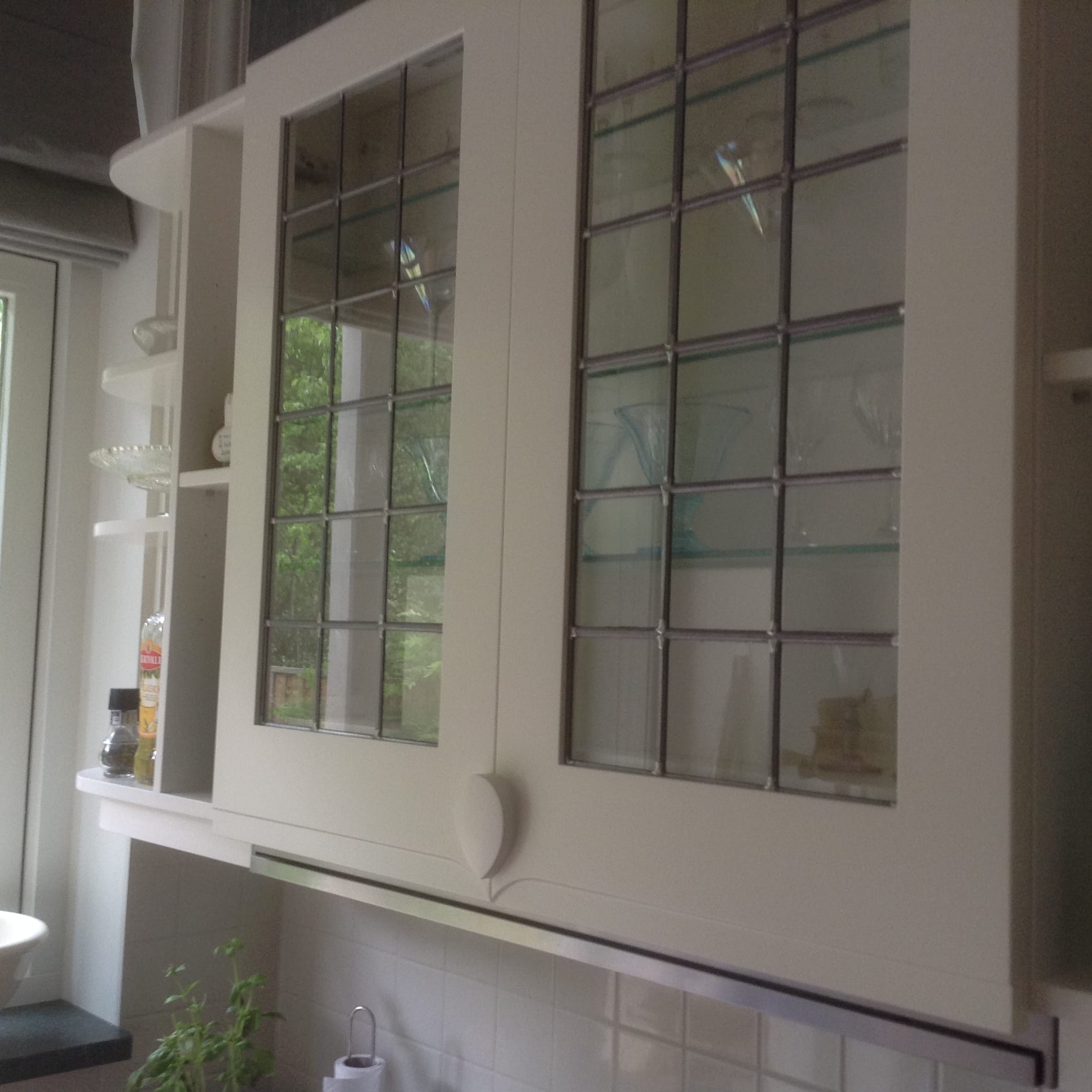 baden Openlijk Verwaand Mackintosh witte keuken 6 bovenkastjes glas in lood - Meubelatelier Momentum